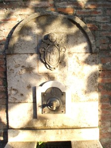 Cisterna con stemma municipale - punto 6